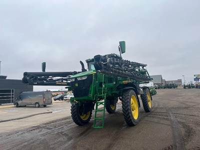 John Deere 412R Self-Propelled Sprayer