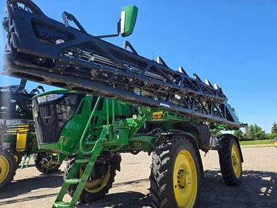 John Deere 412R Self-Propelled Sprayer