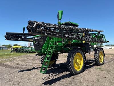 John Deere 412R Self-Propelled Sprayer