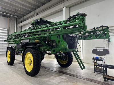 John Deere 412R Self-Propelled Sprayer