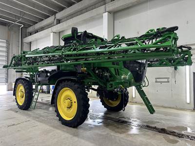 John Deere 412R Self-Propelled Sprayer