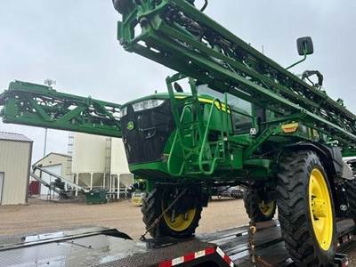 John Deere 412R Self-Propelled Sprayer