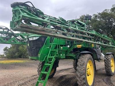 John Deere 412R Self-Propelled Sprayer