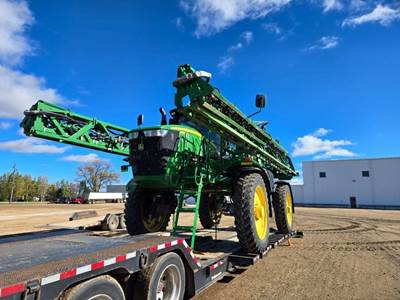 John Deere R4038 Self-Propelled Sprayer
