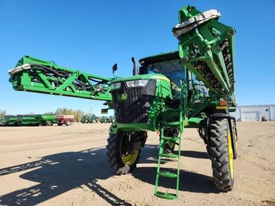 John Deere R4038 Self-Propelled Sprayer
