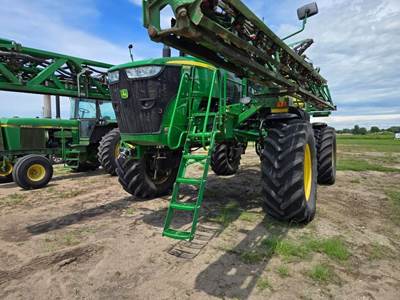 John Deere R4038 Self-Propelled Sprayer