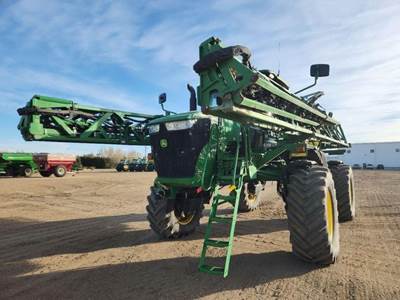 John Deere R4038 Self-Propelled Sprayer