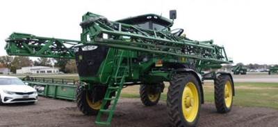 John Deere R4038 Self-Propelled Sprayer