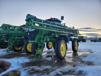 John Deere R4038 Self-Propelled Sprayer