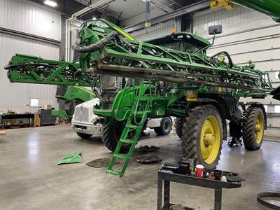 John Deere R4038 Self-Propelled Sprayer