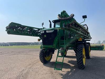 John Deere R4038 Self-Propelled Sprayer