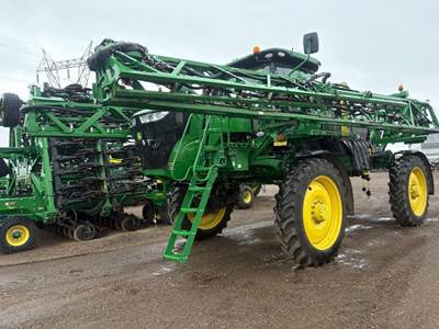 John Deere R4038 Self-Propelled Sprayer