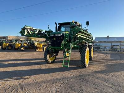 John Deere R4038 Self-Propelled Sprayer