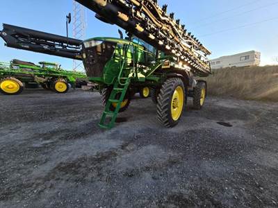 John Deere R4044 Self-Propelled Sprayer