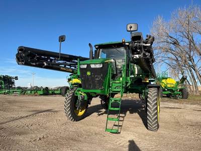John Deere R4044 Self-Propelled Sprayer