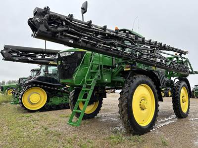John Deere R4044 Self-Propelled Sprayer