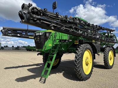 John Deere R4044 Self-Propelled Sprayer