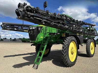 John Deere R4044 Self-Propelled Sprayer