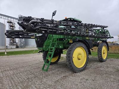John Deere R4044 Self-Propelled Sprayer