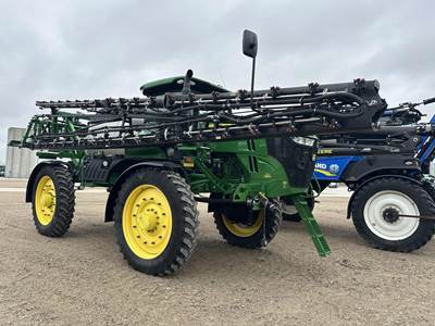John Deere R4045 Self-Propelled Sprayer