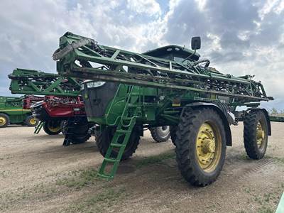John Deere R4045 Self-Propelled Sprayer