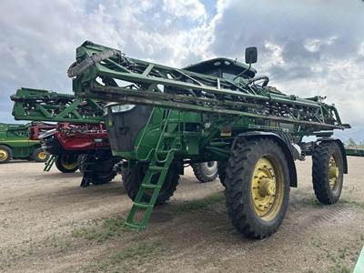 John Deere R4045 Self-Propelled Sprayer