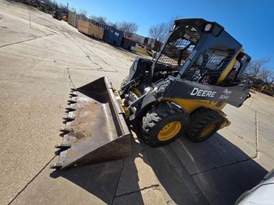 John Deere 324G Mini Skid Steer