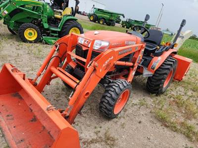 Kubota B3200HSD Tractor