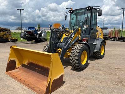 John Deere 324 P-TIER Wheel Loader