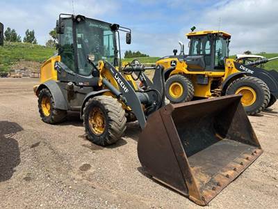 John Deere 324L Wheel Loader
