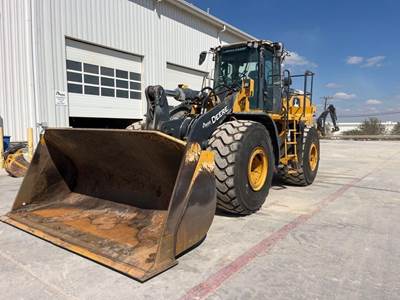 John Deere 744L Wheel Loader