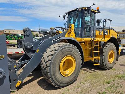 John Deere 824 P-TIER Wheel Loader