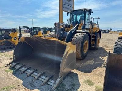 John Deere 824 P-TIER Wheel Loader