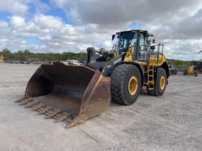 John Deere 824L Wheel Loader