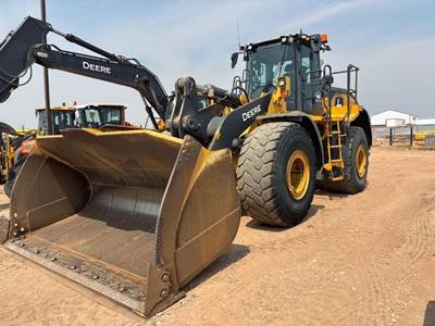 John Deere 824L Wheel Loader