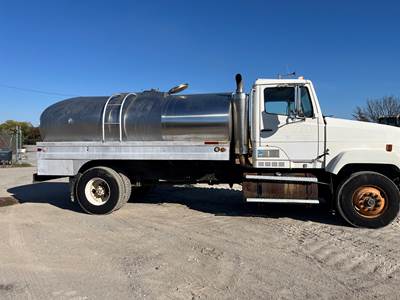 Freightliner L-827 Truck