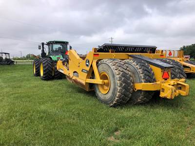 John Deere 2412E Scraper