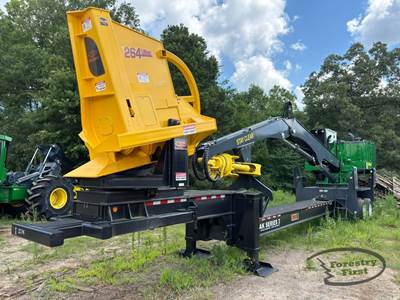 John Deere 437E Trailer-Mounted Log Loader