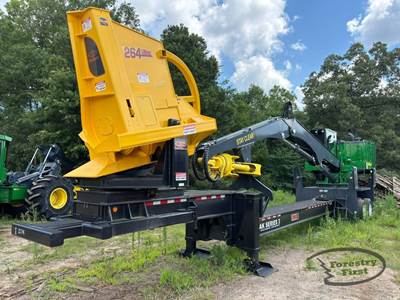 John Deere 437E Trailer-Mounted Log Loader