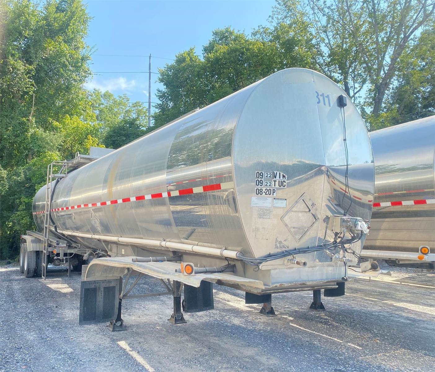 1995 Brenner MC 307 7000 GAL STAINLESS CENTER WITH PROVISIO