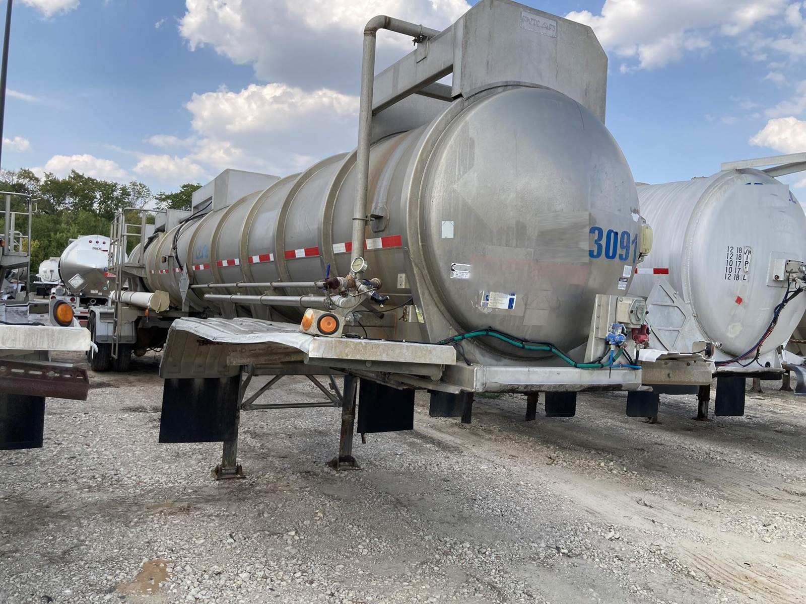 2005 Polar DOT 407 4000 GAL STAINLESS AIR RIDE Chemical / Acid Tank