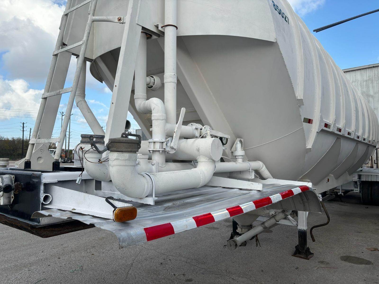 1985 Fruehauf 1,600 CF // VACUUM // PLASTIC SVC Dry Bulk / Pneumatic