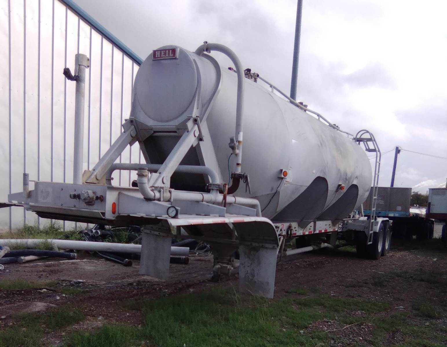1997 Heil 1040 CU / AIRRIDE / CEMENT Dry Bulk / Pneumatic Tank Trailer