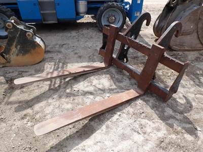 5 ft Forks For Cat Loader w/ Fusion Coupler, 20 3/4" Spread, 29" Pin To Hook, 62