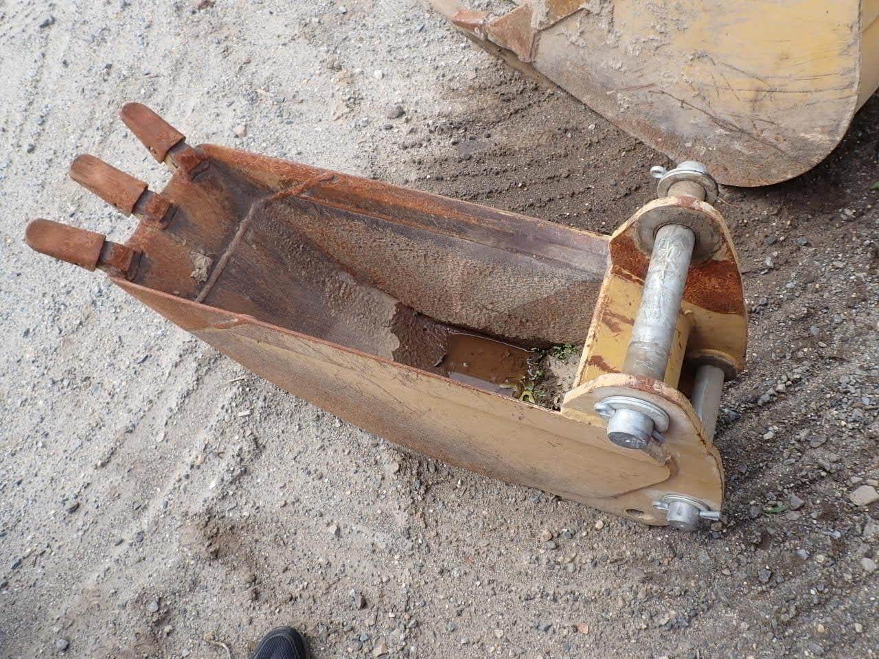 12" Digging Bucket For Cat 416C, 10" Front Spread, 8 1/8" Rear Spread