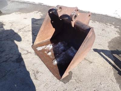 34" Bucket, Welded  Cracked, 10" Front Spread, 8" Rear Spread, 14 1/2" Center To