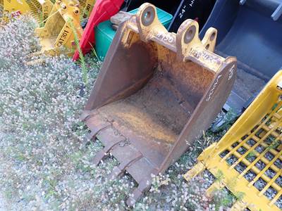 30" Digging Bucket For Case 590, 10" Front Spread, 5 1/4" Rear Spread, 45 mm