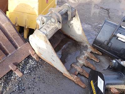 24" Digging Bucket, 6 3/4" Spread, 9" c To c, 45 mm Pins Included