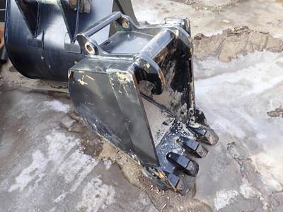 18" Digging Bucket For Bobcat X-Change Coupler, 8 1/2" Between Hooks, 30 mm Pin