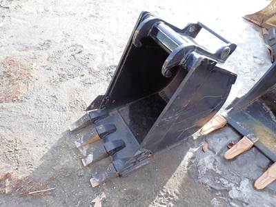 18" Digging Bucket For Bobcat X-Change Coupler, 8 1/2" Between Hooks, 30 mm Pin
